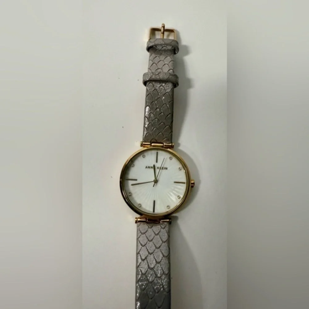 ANNE KLEIN AK GOLD‎ TONE CRYSTAL LIGHT GREY GENUINE LEATHER BRACELET WATCH